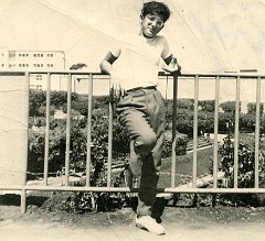 ORAN 1962 JP DEVANT LE THEATRE DE VERDURE